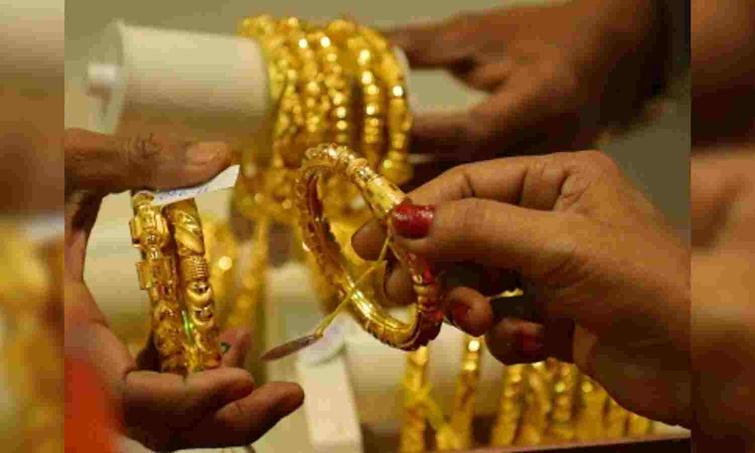 Gold prices decline on Monday on profit booking