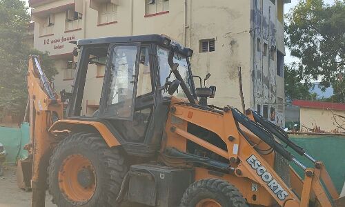 A drunk earthmover driver hits vehicles parked along roadway in Madurai