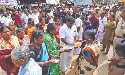 Fisher folks stage begging protest at Thangachimadam